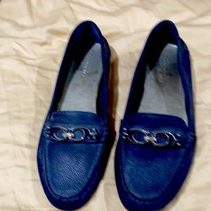 Classic moc tailoring and shiny logo hardware